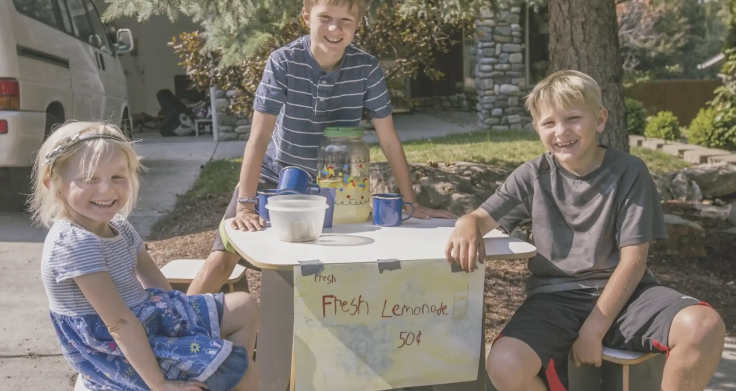 Niños atendiendo un puesto de limonada (captura de la película del caso)