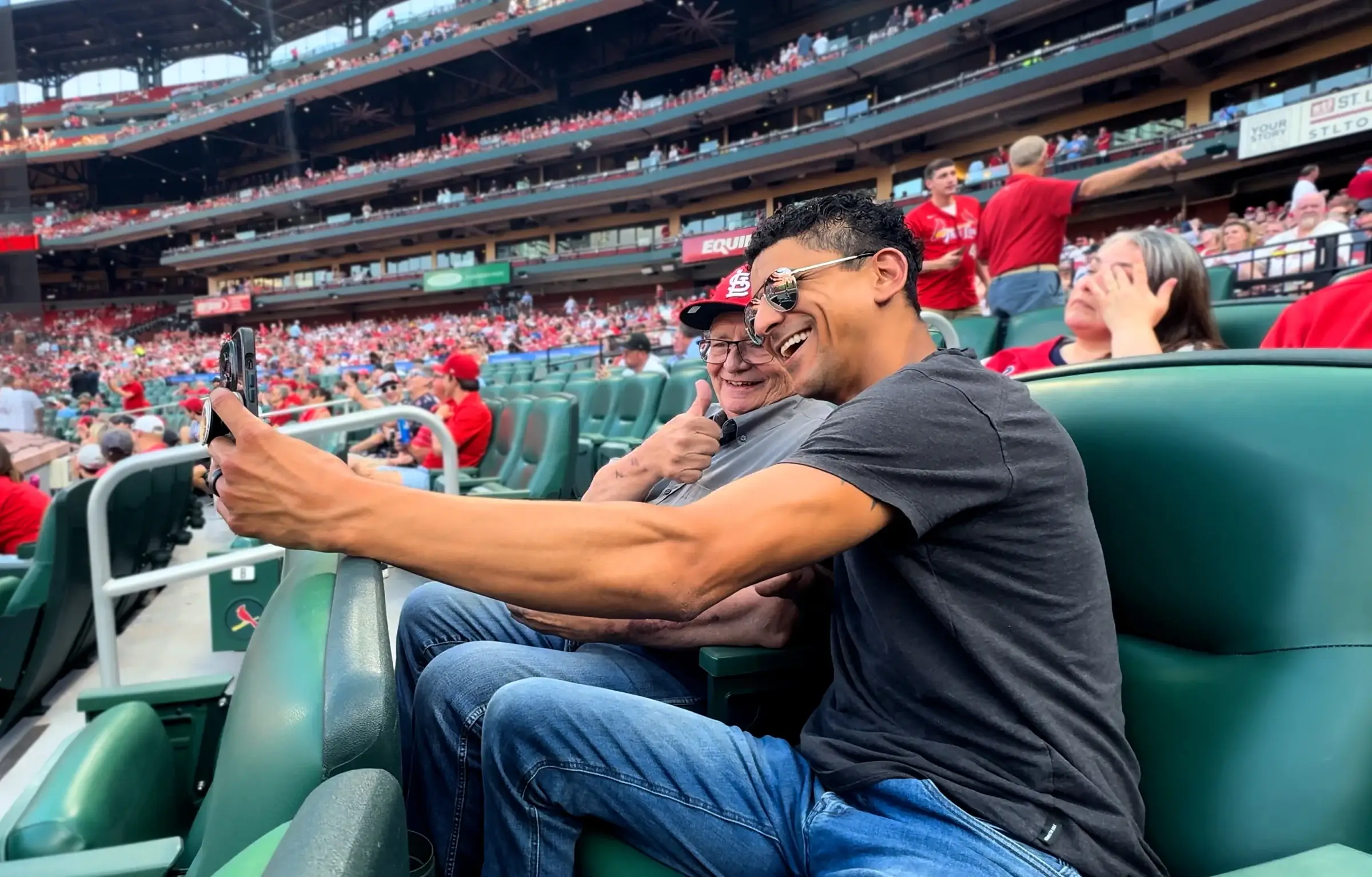 Uno de los participantes se toma una selfie con el estadio de fondo