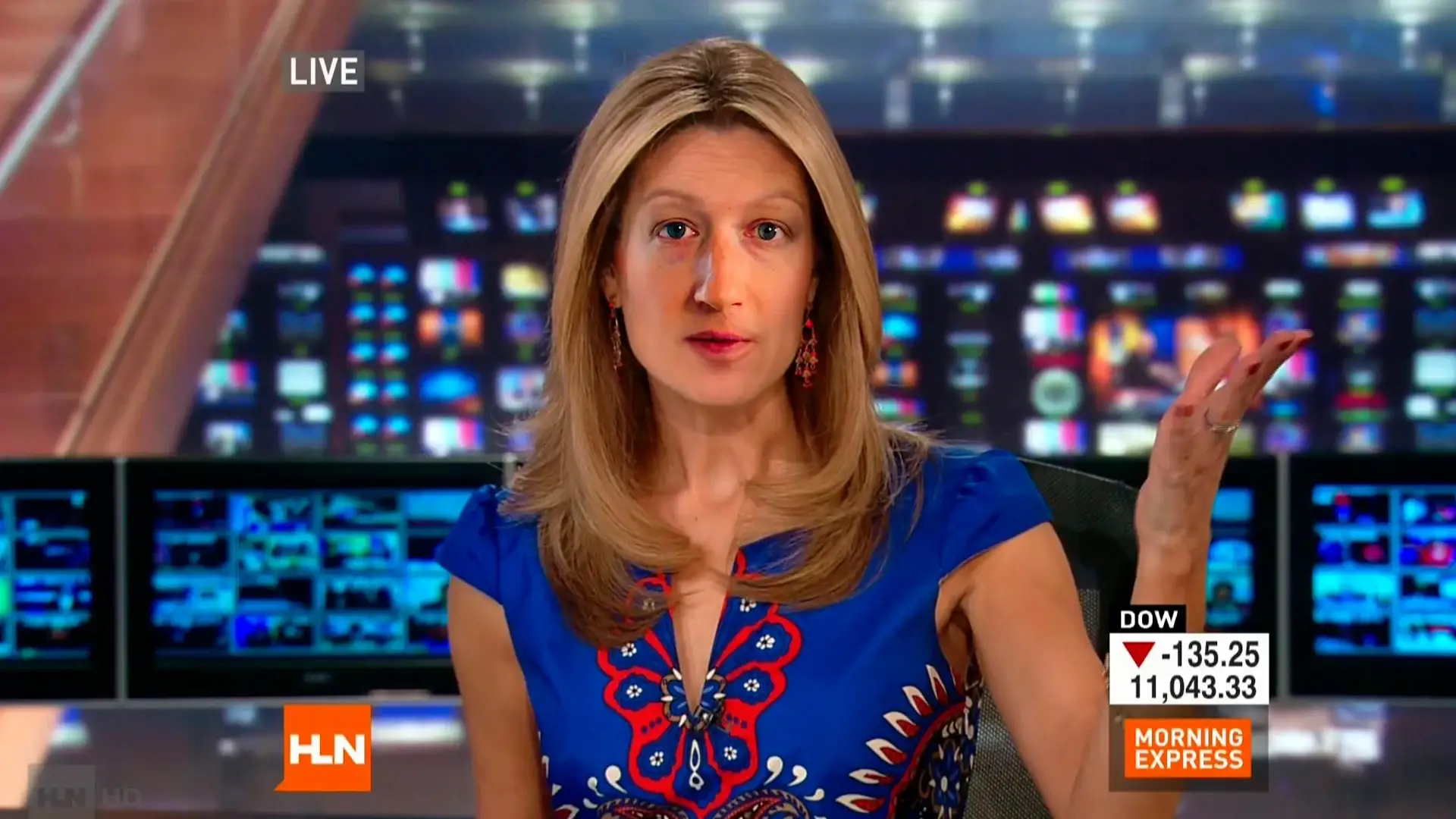 Un presentador de HLN a mitad de un gesto, con la cara de Zuckerberg