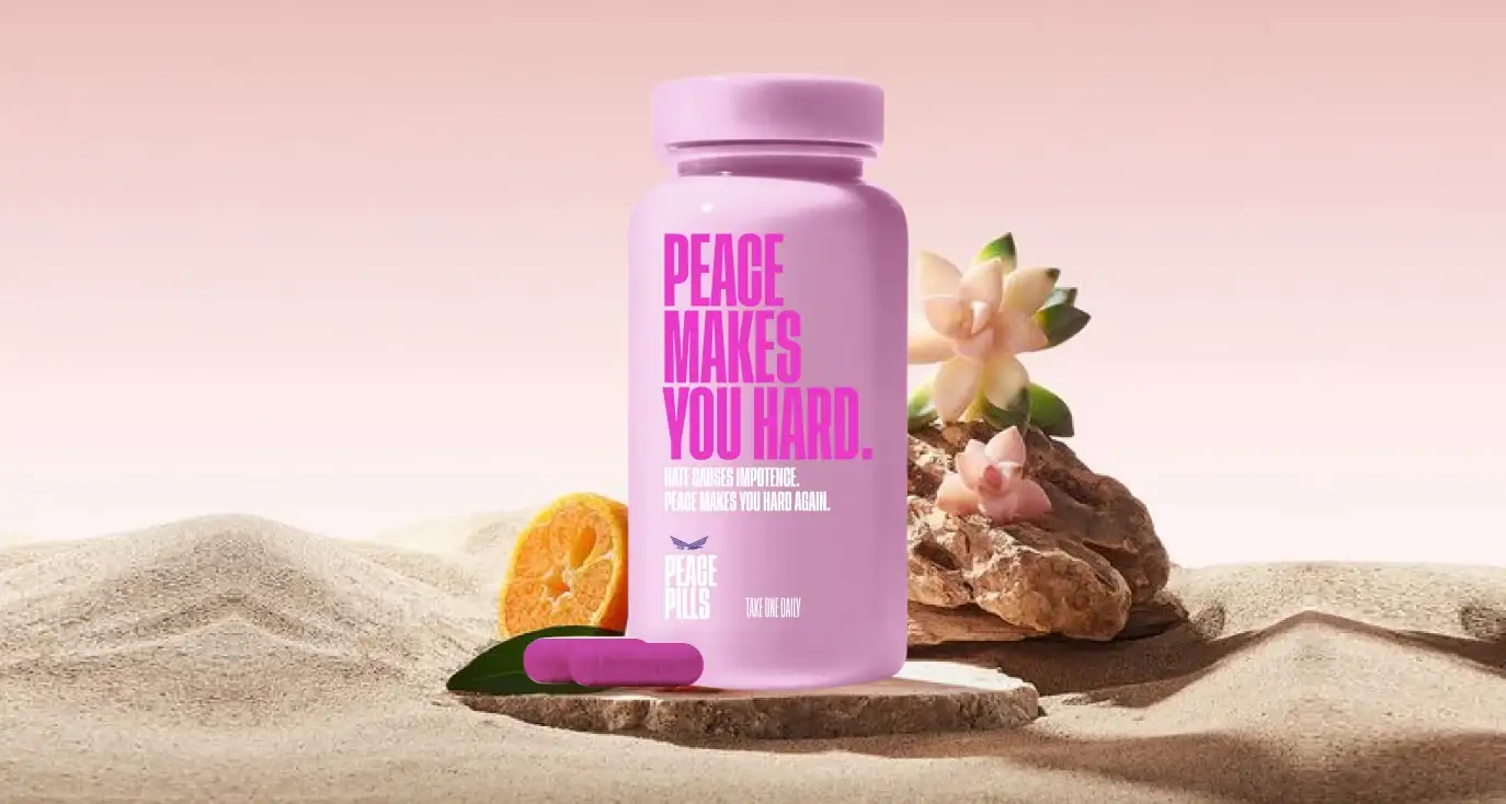 Frasco rosado de Peace Pills, “Peace makes you hard”, sobre la arena