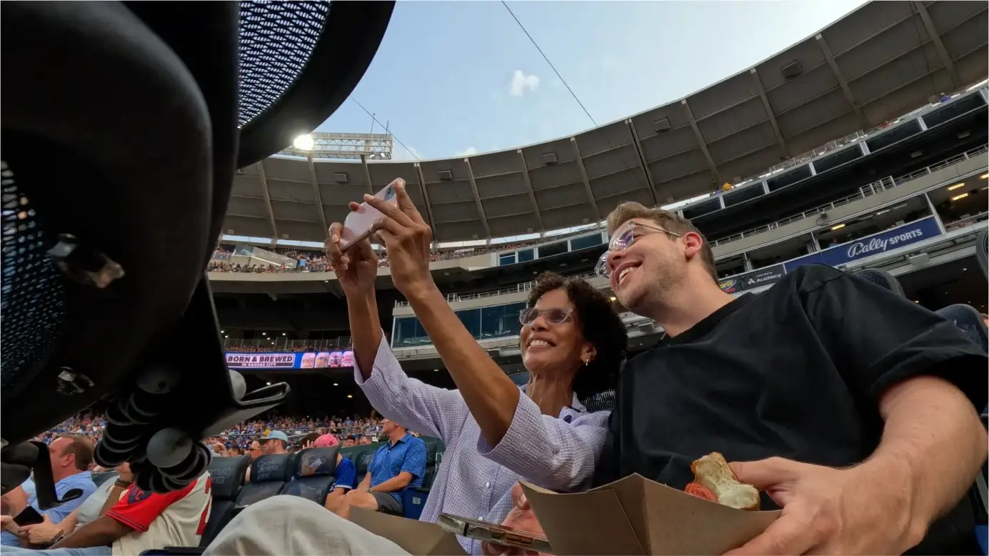 Kirby se toma una selfie con Luke en sus asientos detrás del home en el Kauffman Stadium