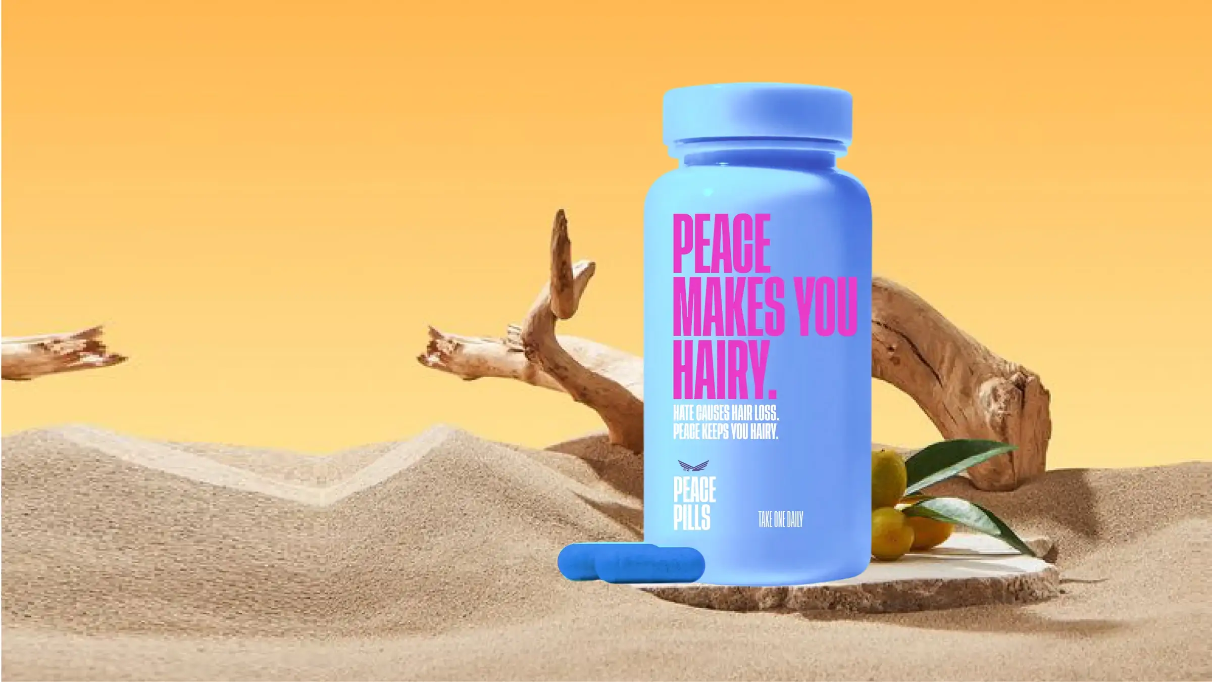 Frasco azul de Peace Pills, “Peace makes you hairy”, sobre la arena contra un cielo naranja