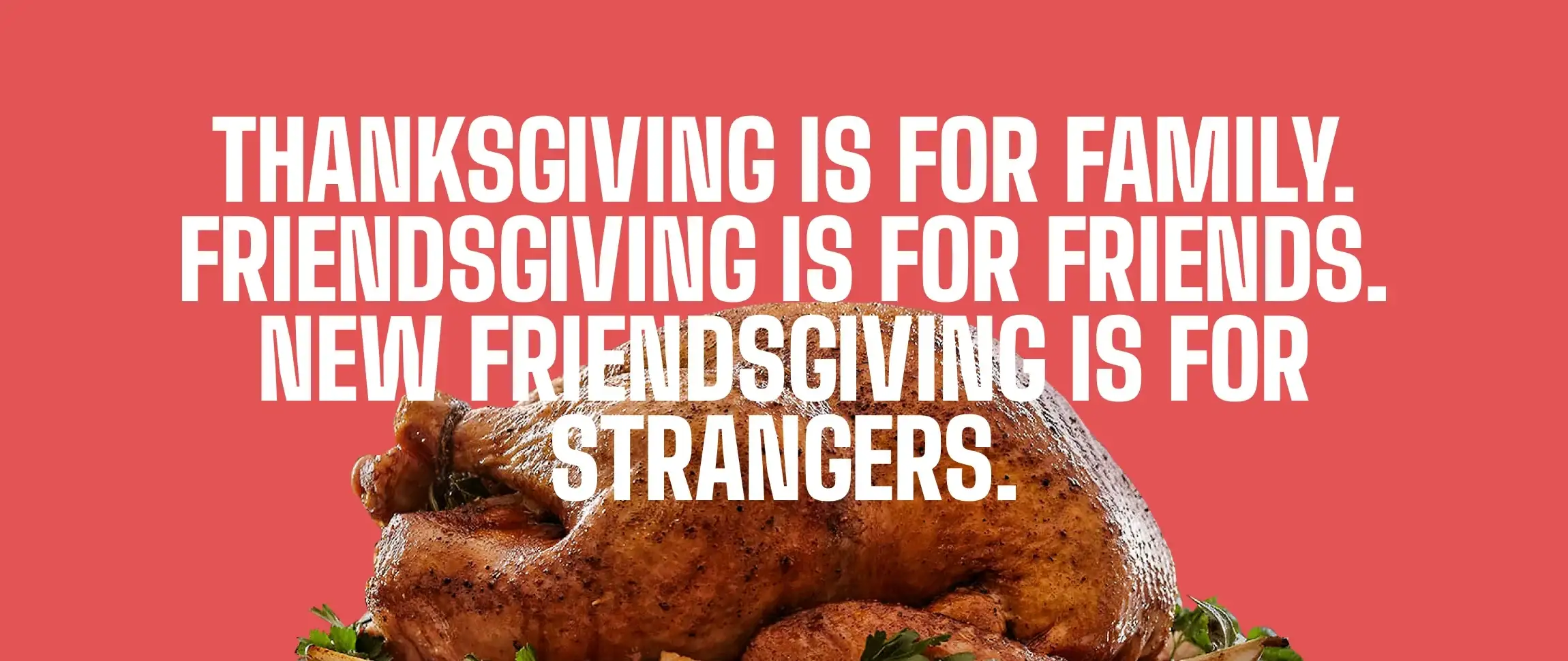 Banner rojo del sitio de New Friendsgiving: “Thanksgiving es para la familia. Friendsgiving es para los amigos. New Friendsgiving es para los desconocidos”, sobre un pavo asado